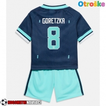 Otroške Nogometnih dresov Nemčija Leon Goretzka #8 Gostujoči SP 2026 Kratki rokavi (+ hlače)